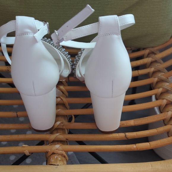 Elegant White Strappy Heels with Silver Accents - Picture 3 of 5